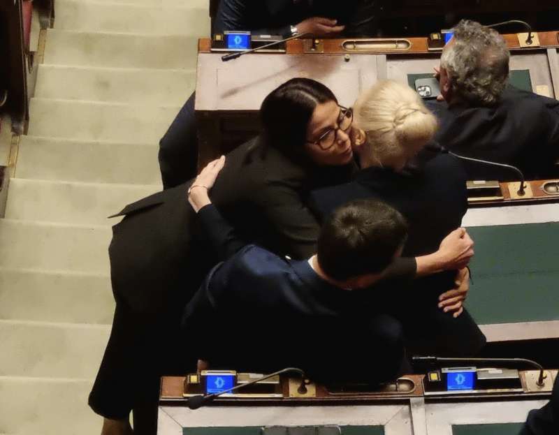 MARTA FASCINA TORNA IN PARLAMENTO DOPO LA MORTE DI BERLUSCONI