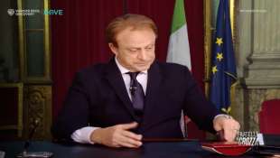 maurizio crozza imita francesco lollobrigida 3