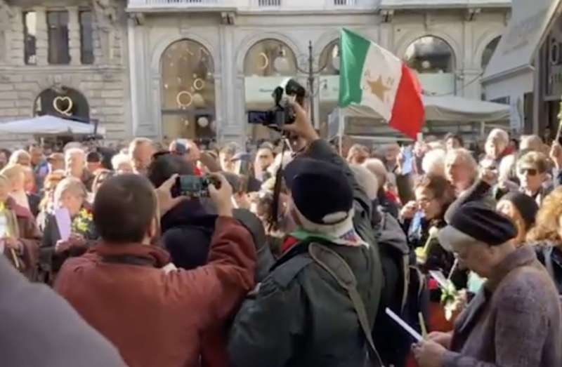 MILANO - FLASH MOB CONTRO LA NOMINA DI GERONIMO LA RUSSA AL PICCOLO TEATRO