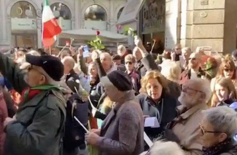 MILANO - FLASH MOB CONTRO LA NOMINA DI GERONIMO LA RUSSA AL PICCOLO TEATRO