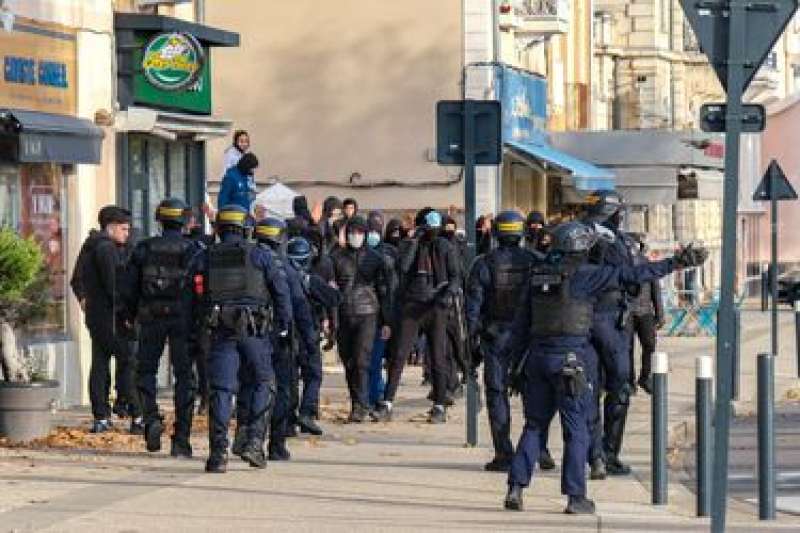 militanti di estrema destra per le strade di romans sur isere 2