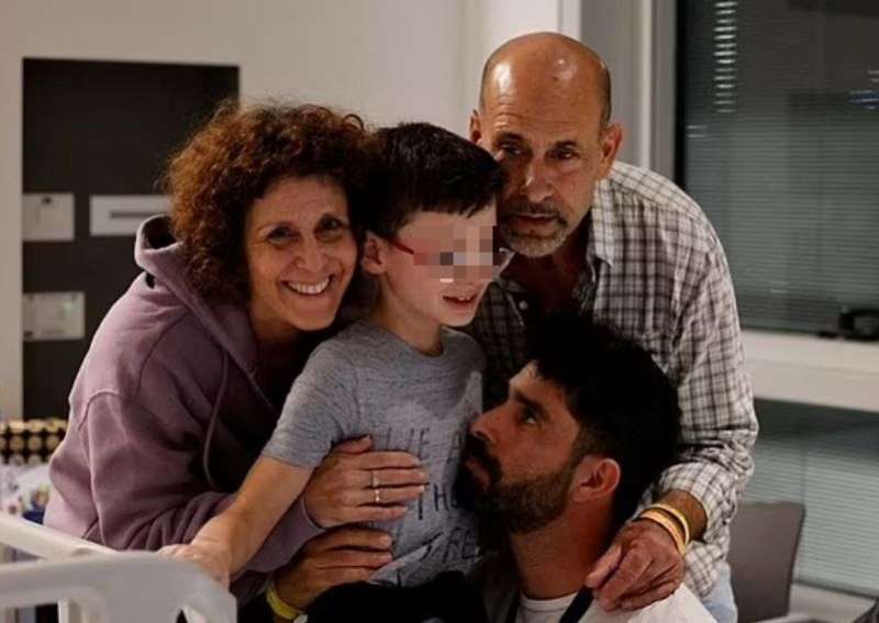 ohad monder, bambino di 9 anni ostaggio di hamas, riabbraccia la famiglia