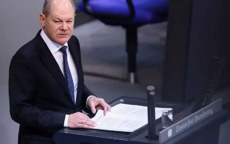 olaf scholz al parlamento tedesco