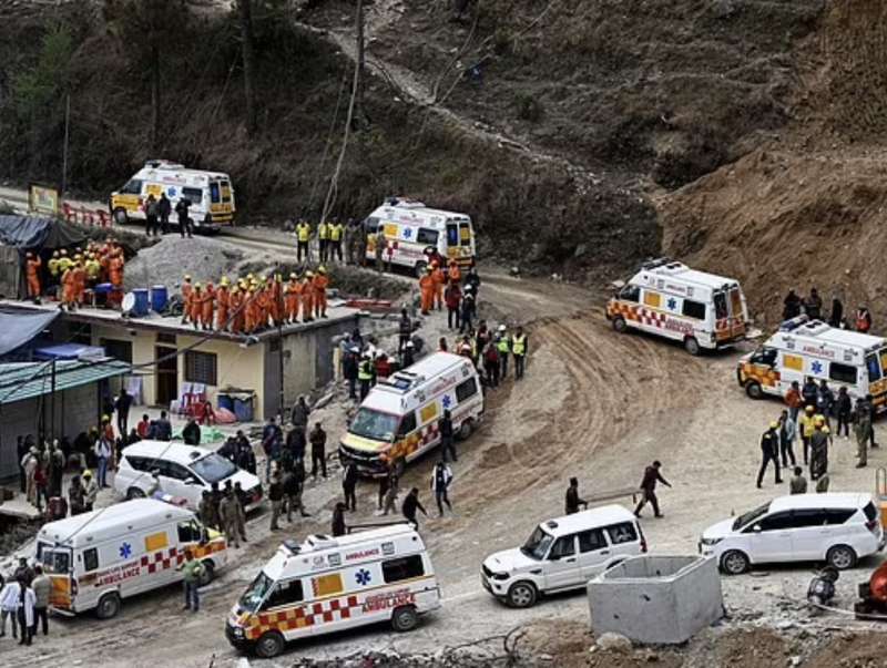 operai imprigionati nel tunnel di silkyara, in india2