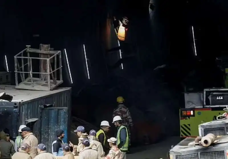 operai imprigionati nel tunnel di silkyara, in india3