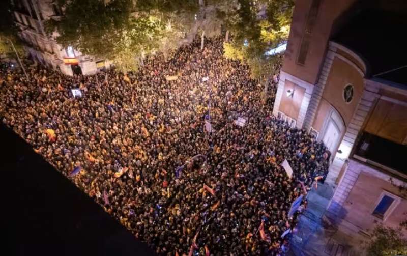 proteste a madrid contro l amnistia ai catalani 1