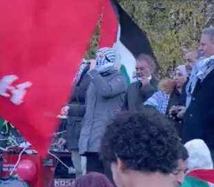 RAGAZZA CON LA KEFIAH ARRINGA LA FOLLA CONTRO ISRAELE ALLA MANIFESTAZIONE PRO PALESTINA A MILANO