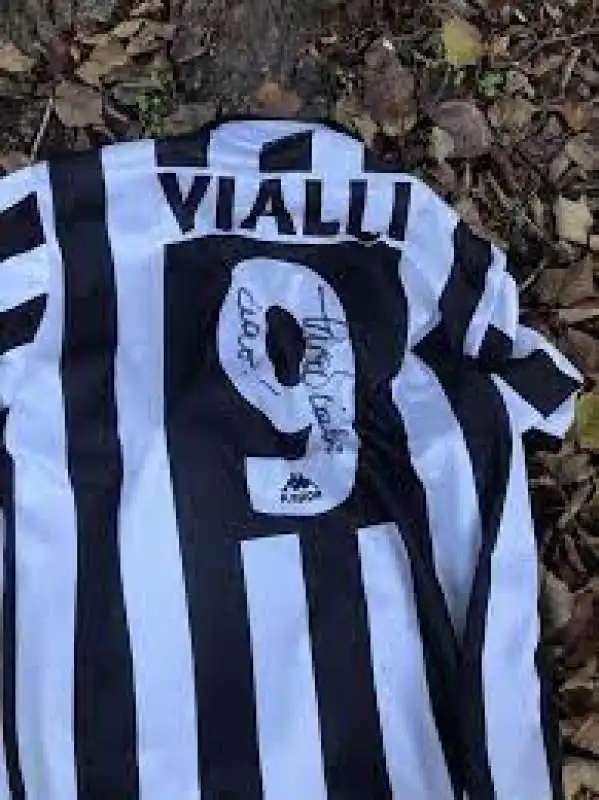 ritrovata la maglia di gianluca vialli rubata a un ristorante di cremona 3