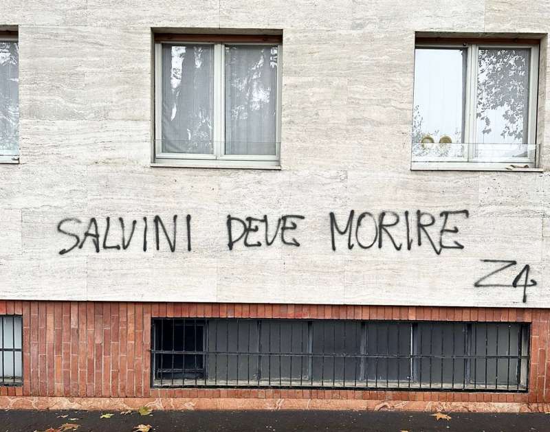 SALVINI DEVI MORIRE - SCRITTA SU UN PALAZZO DI MILANO