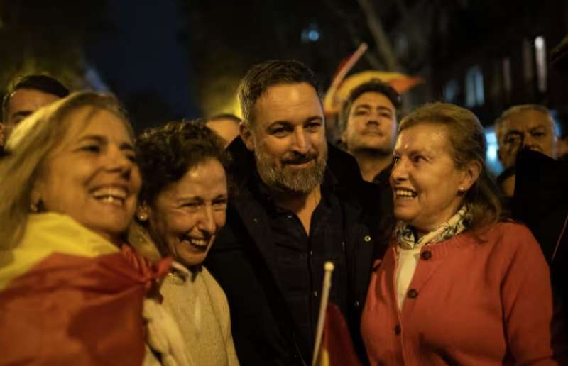 santiago abascal in piazza