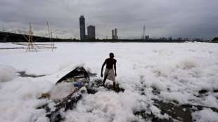 schiuma tossica nel fiume yamuna 1