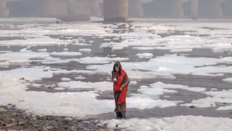 schiuma tossica nel fiume yamuna 2