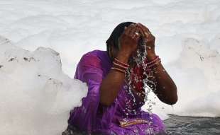 schiuma tossica nel fiume yamuna 3