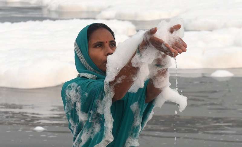 schiuma tossica nel fiume yamuna 4