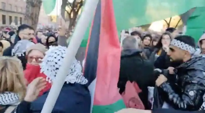 SIGNORA SPINTONATA ALLA MANIFESTAZIONE CONTRO LA VIOLENZA SULLE DONNE