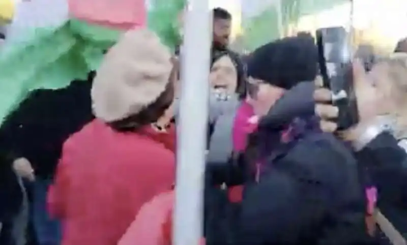 signora strattonata dai filo palestinesi alla manifestazione contro la violenza sulle donne   2