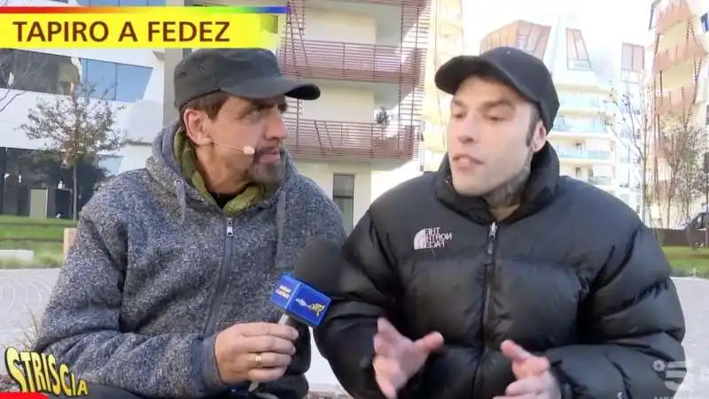 striscia la notizia consegna il tapiro a fedez 1