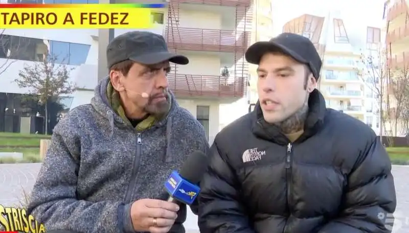 striscia la notizia consegna il tapiro a fedez 2