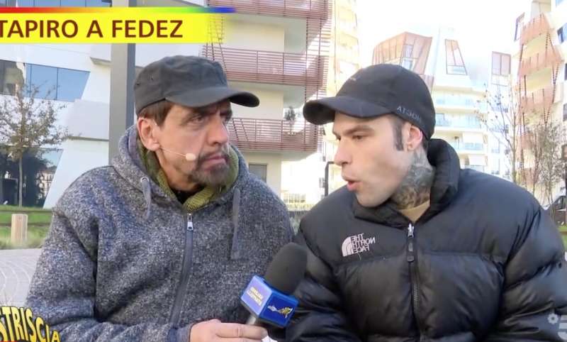 striscia la notizia consegna il tapiro a fedez 3