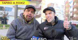 striscia la notizia consegna il tapiro a fedez 4