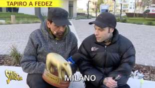 striscia la notizia consegna il tapiro a fedez 5