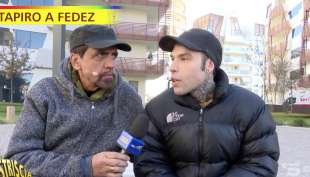 striscia la notizia consegna il tapiro a fedez 6