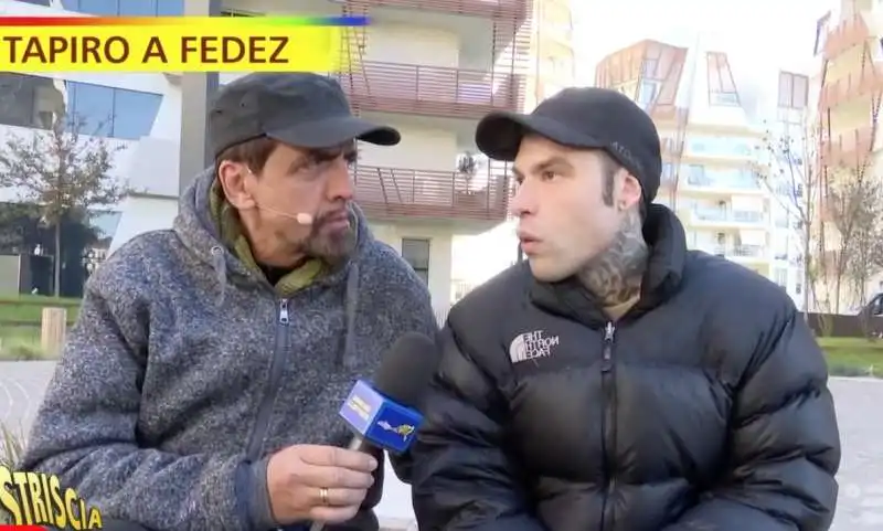 striscia la notizia consegna il tapiro a fedez 7