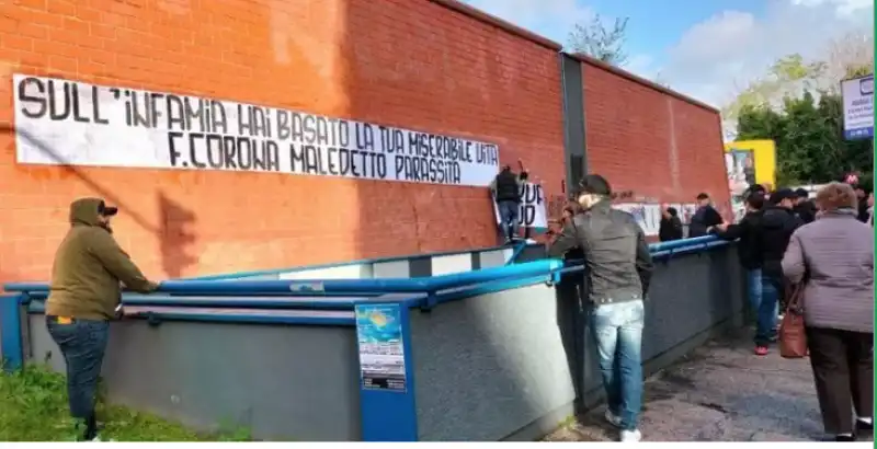 striscione curva sud contro corona