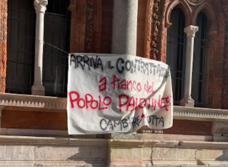 striscione fuori università milano