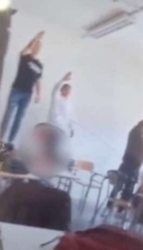 studenti del liceo federico caffe di roma fanno il saluto romano in classe 3