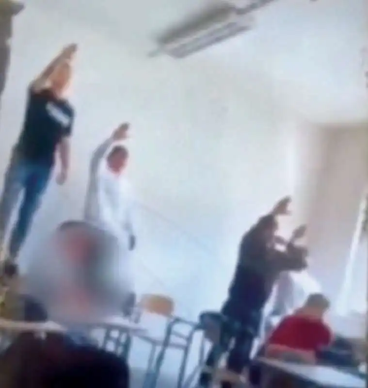 studenti del liceo federico caffe di roma fanno il saluto romano in classe 5