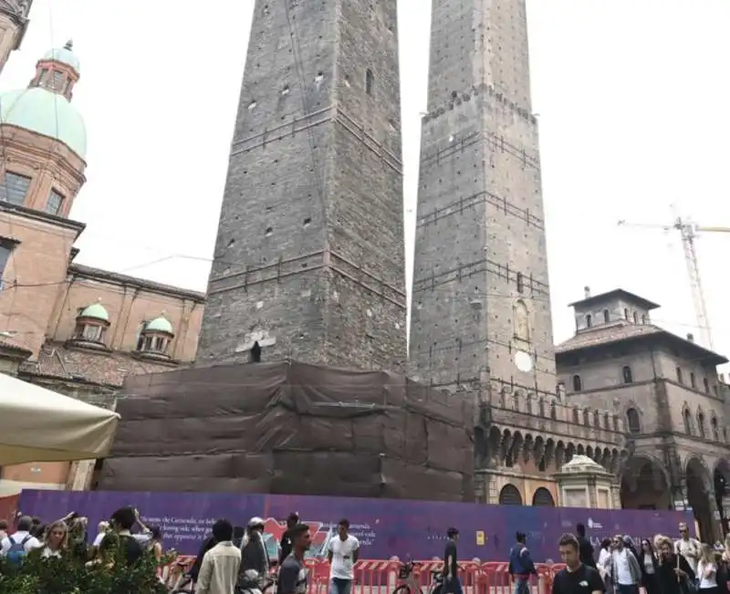 transenne alla torre garisenda di bologna