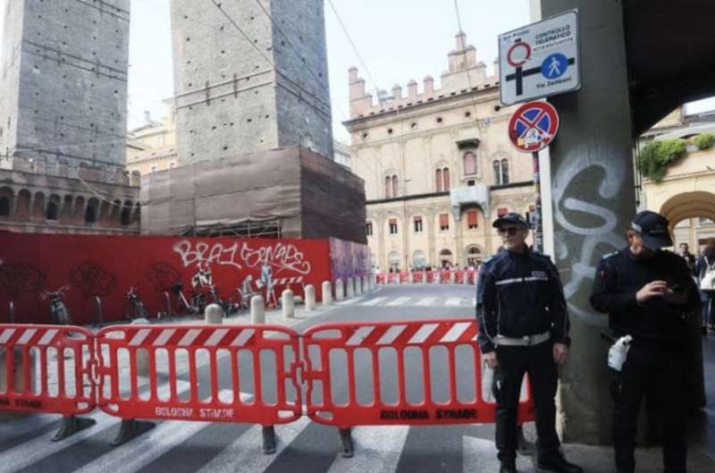 transenne alla torre garisenda di bologna