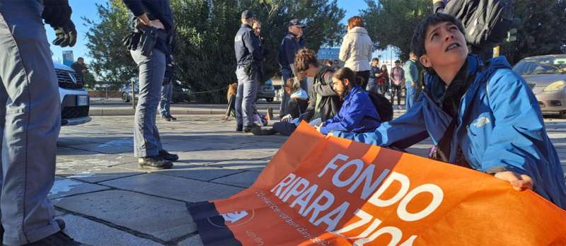 ultima generazione blocca una strada a cagliari 1