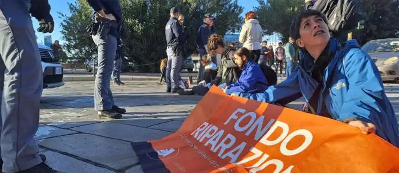 ultima generazione blocca una strada a cagliari   1