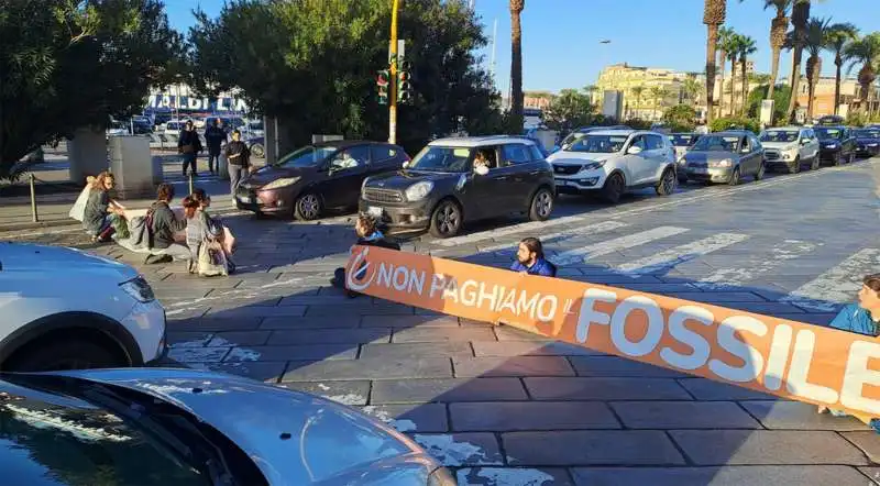 ultima generazione blocca una strada a cagliari   2