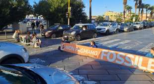 ultima generazione blocca una strada a cagliari 2