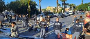 ultima generazione blocca una strada a cagliari 3