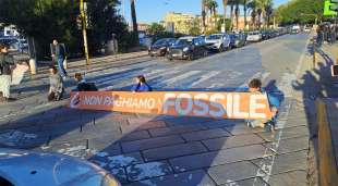 ultima generazione blocca una strada a cagliari 4