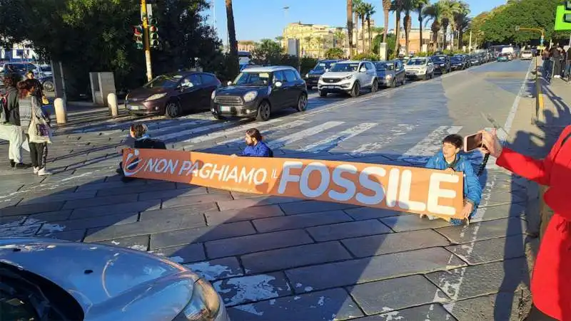 ultima generazione blocca una strada a cagliari   5