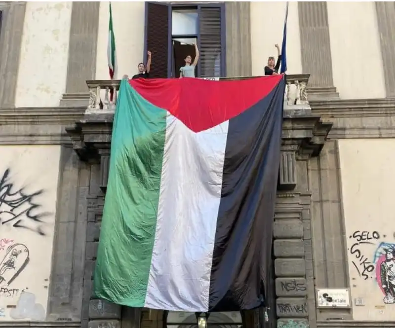 università orientale di napoli e la bandiera della palestina