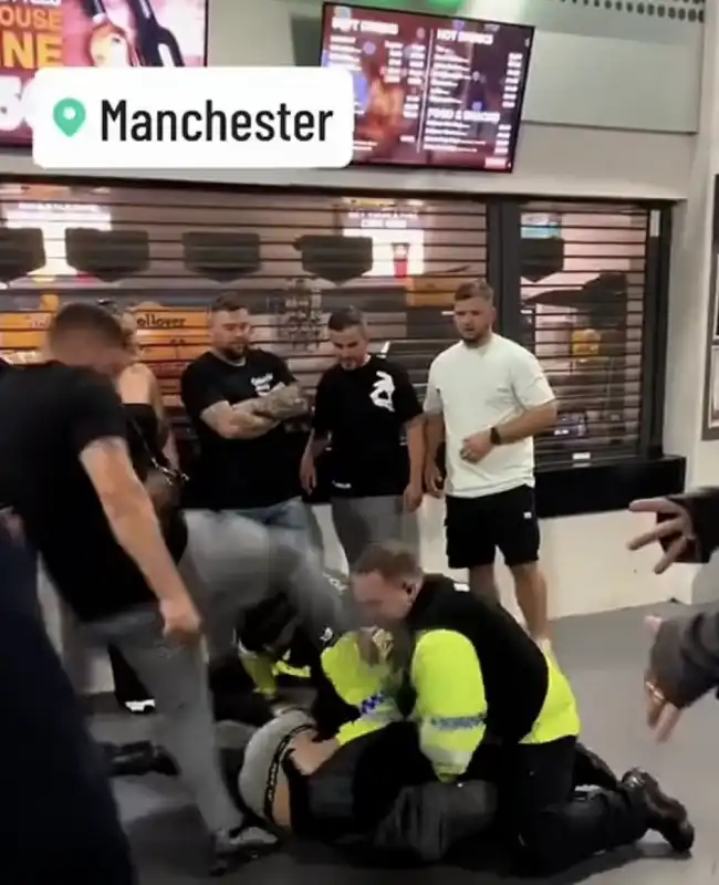 uomo aggredisce un poliziotto a manchester   1