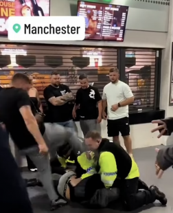 uomo aggredisce un poliziotto a manchester 1