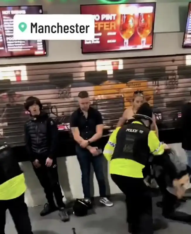 uomo aggredisce un poliziotto a manchester   3