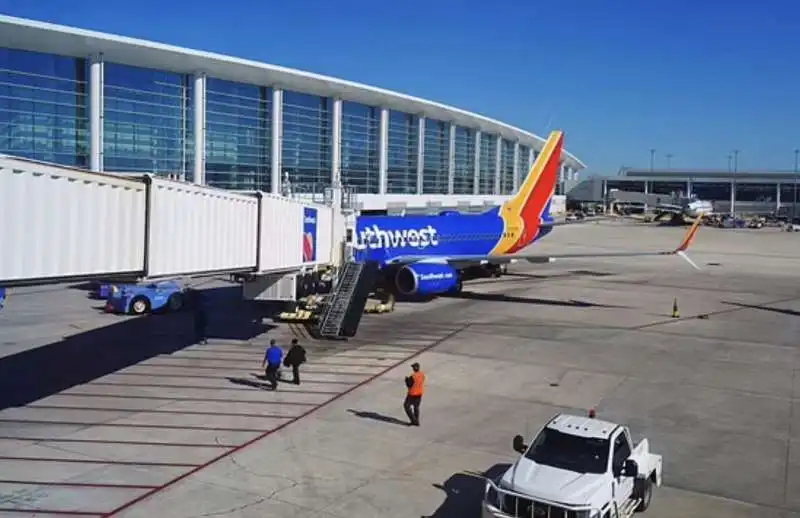 uomo apre il portellone di un aereo della southwest airlines     6