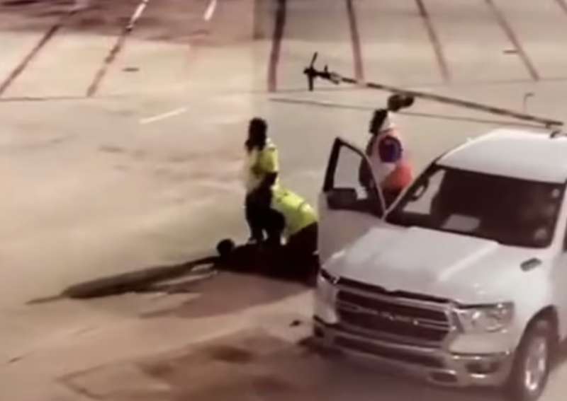 uomo apre il portellone di un aereo della southwest airlines 8