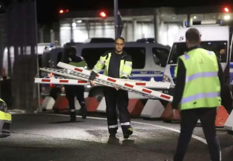 uomo armato irrompe con auto all aeroporto di amburgo   10