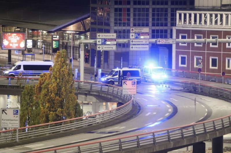 uomo armato irrompe con auto all aeroporto di amburgo 11