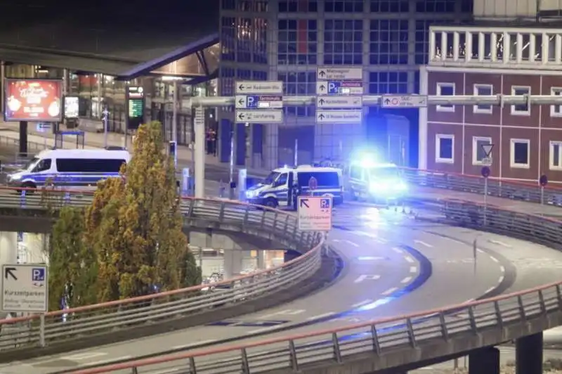 uomo armato irrompe con auto all aeroporto di amburgo   11