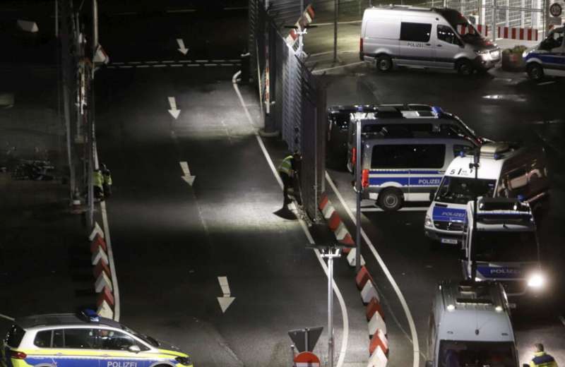 uomo armato irrompe con auto all aeroporto di amburgo 9